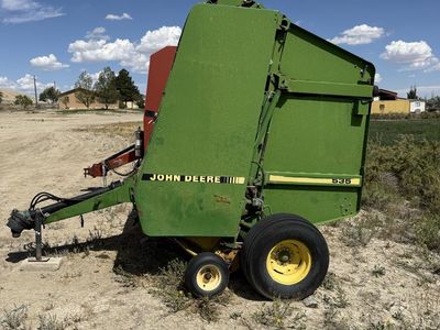 John Deere 535 round baler