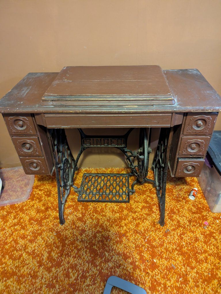 Antique Vintage Singer Sewing machine in cabinet. Pre 1930s