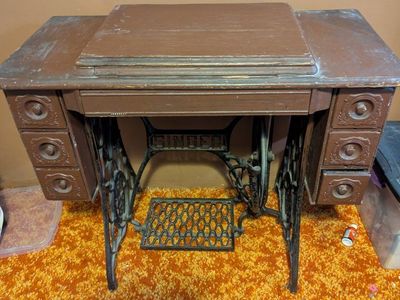 Antique Vintage Singer Sewing machine in cabinet. Pre 1930s