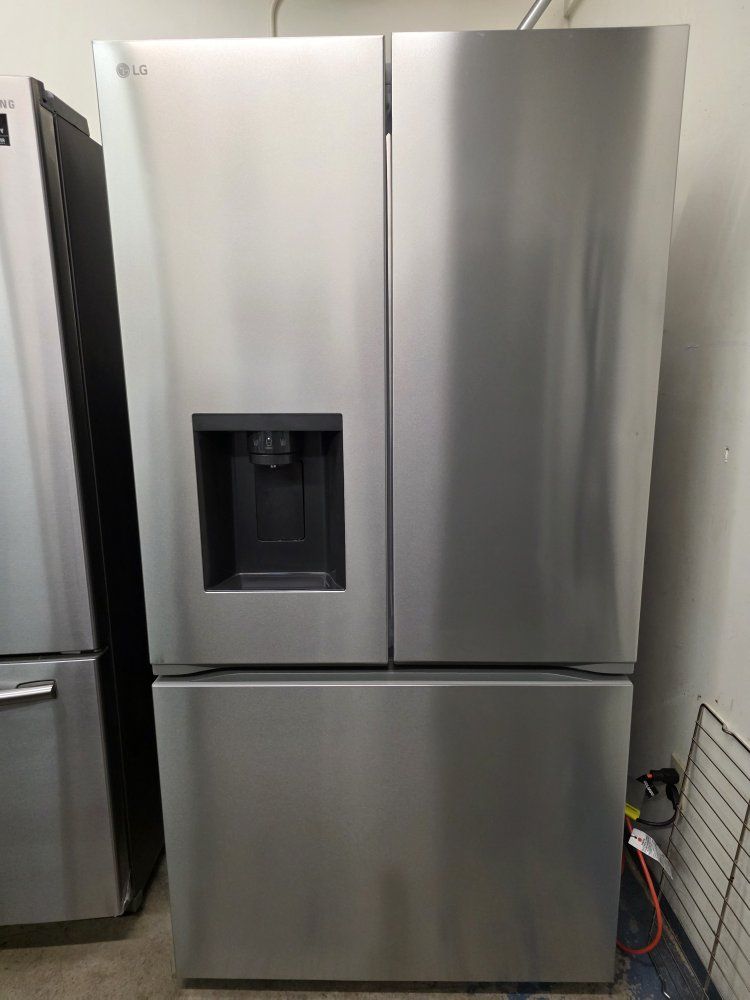Like new 2025 LG REFRIGERATOR 