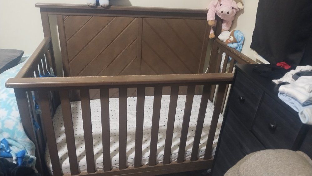 Dark Wood Baby Crib - Classic Slatted Design, Adjustable Height