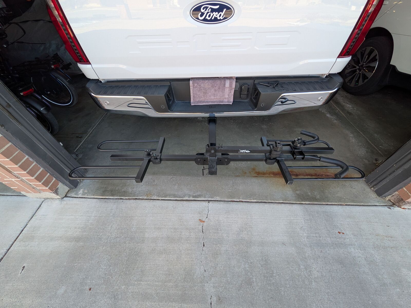 New Apex 2" hitch mount bike rack for 1-2 bikes and like new KHS Urban Bike