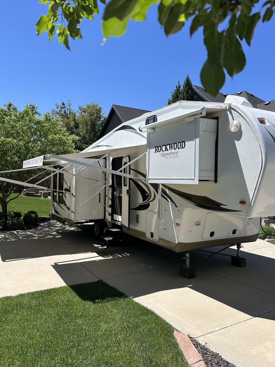 2011 Rockwood Signature Ultra Lite 5th Wheel