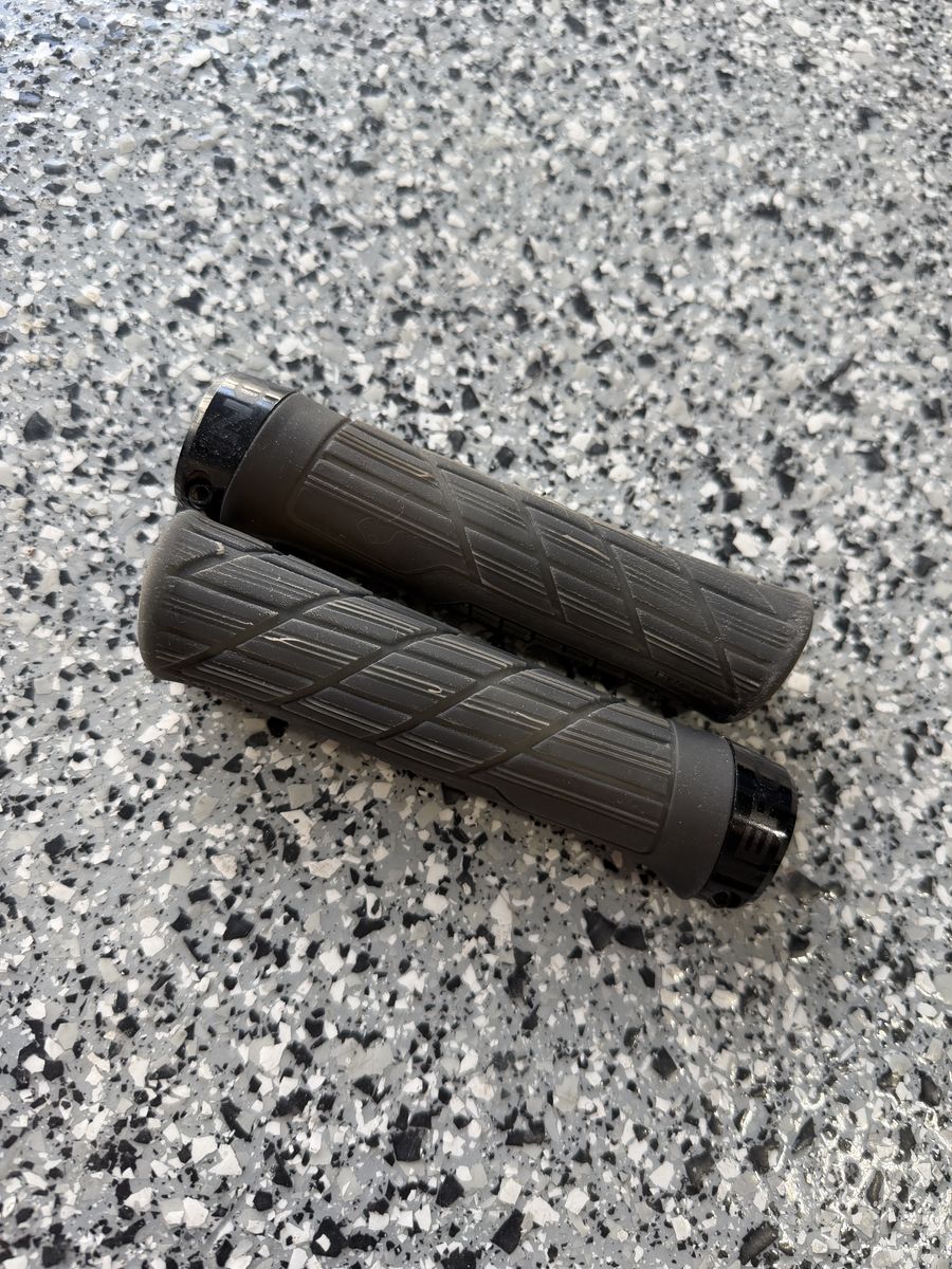 Ergon Ge1 EVO Lock On Bicycle Grip Set Black