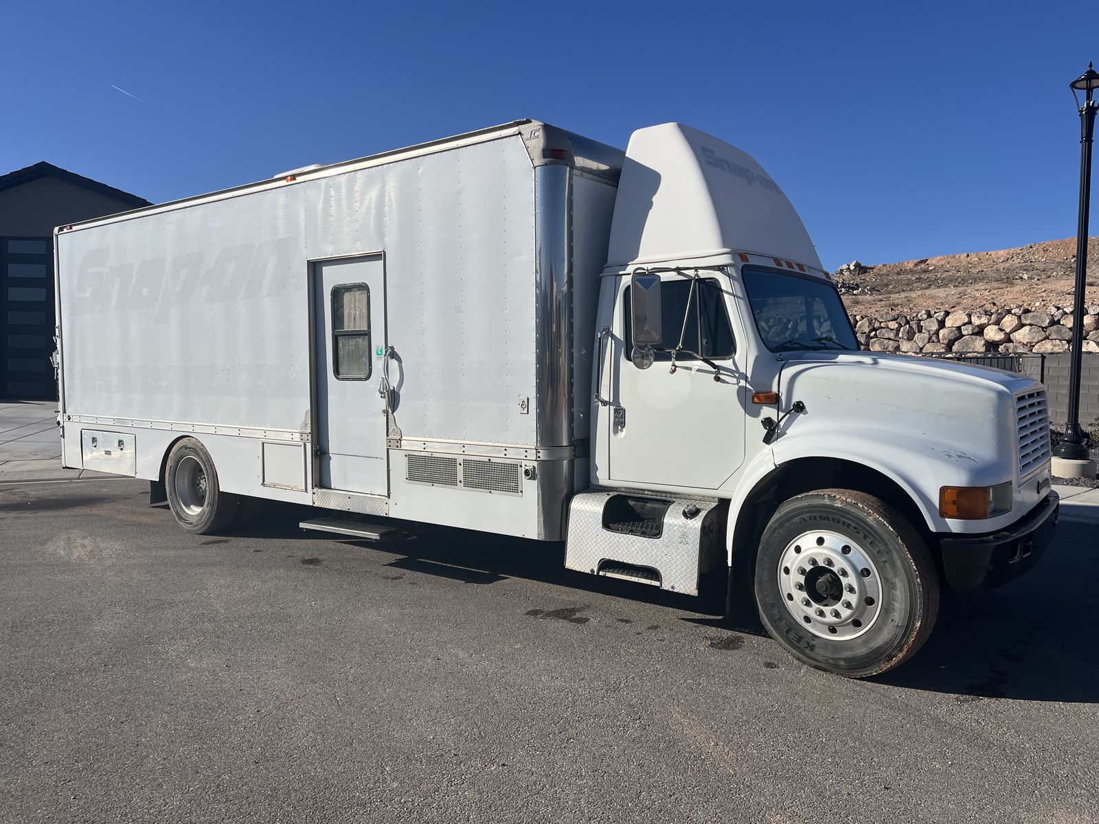 2001 international 4000 tool truck box truck