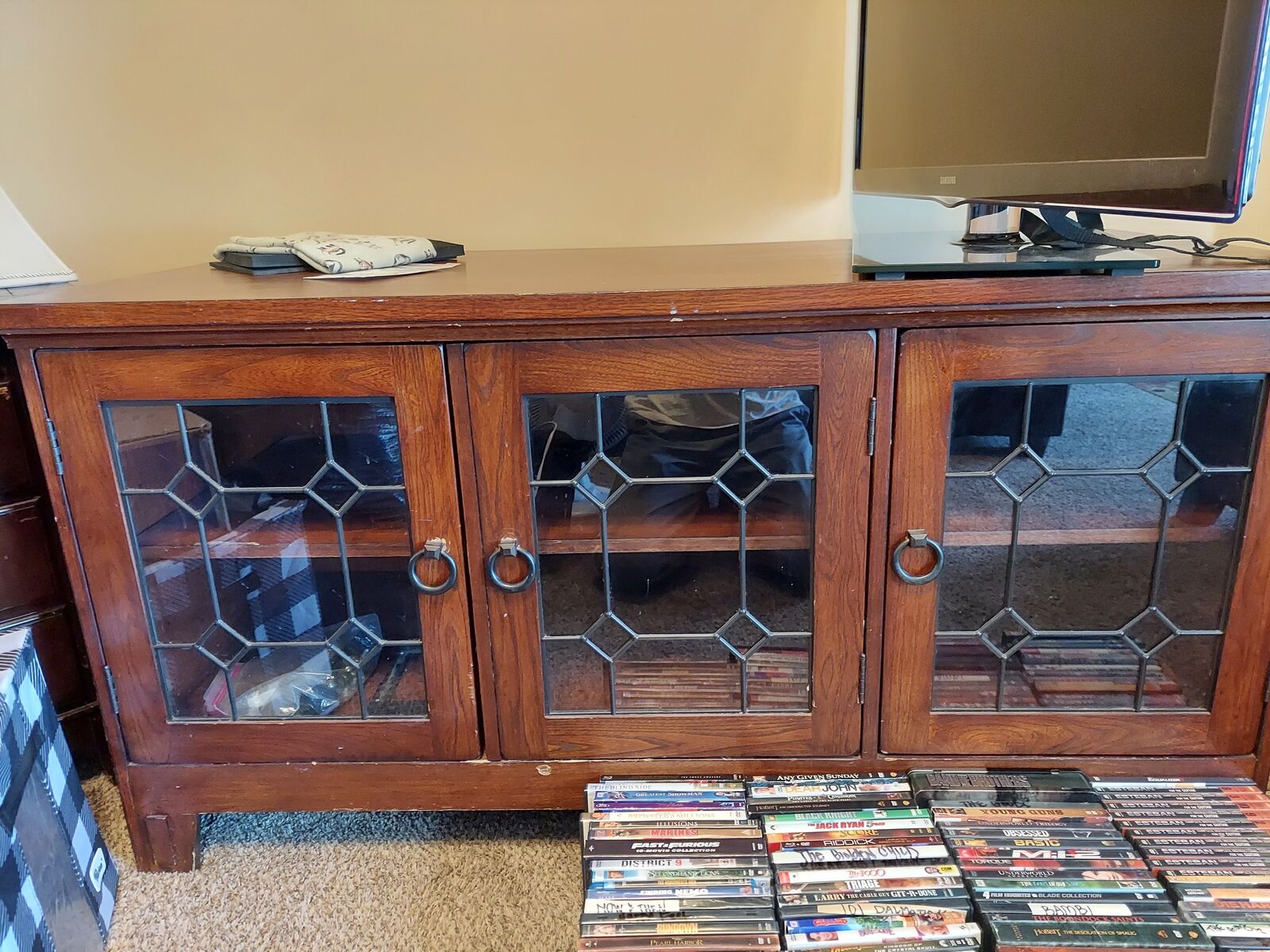 Media entertainment console with inlaid glass doors