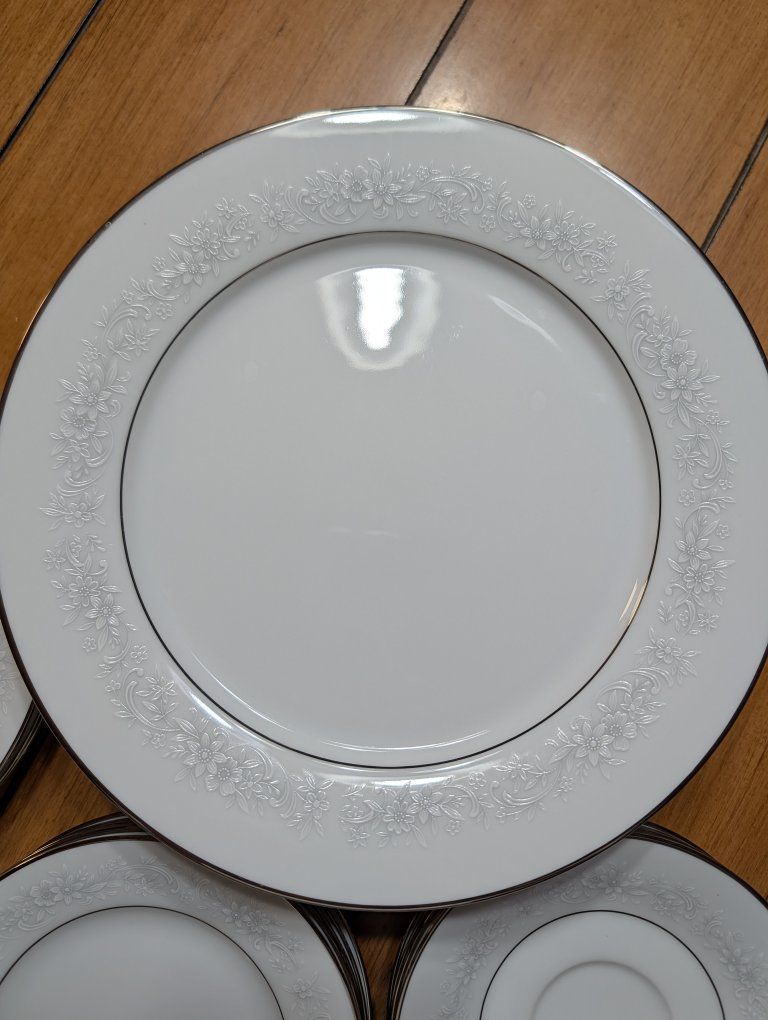 Noritake Cumberland 2225 Fine China Dinnerware Set with Silver Trim
