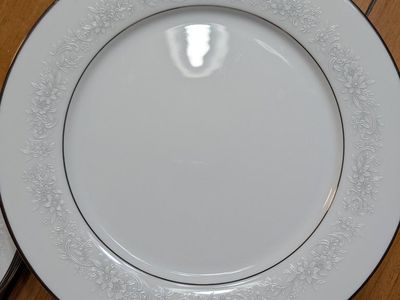 Noritake Cumberland 2225 Fine China Dinnerware Set with Silver Trim