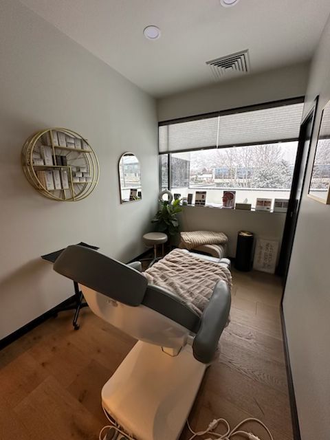 SPA- Room for Rent in PRIME location in NICE BUILDING