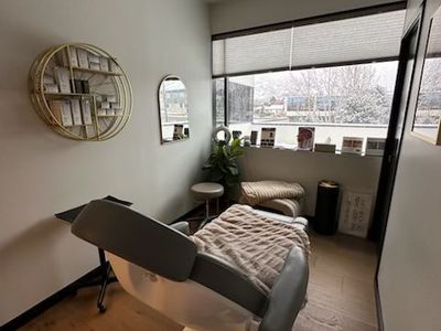 SPA- Room for Rent in PRIME location in NICE BUILDING