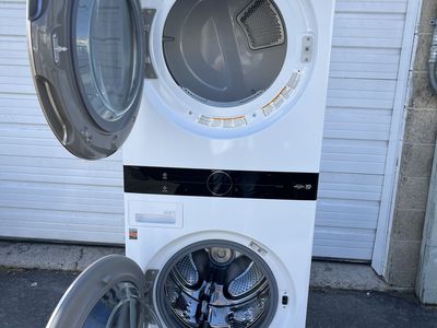 Like new LG THIN Q electric washtower,free delivery