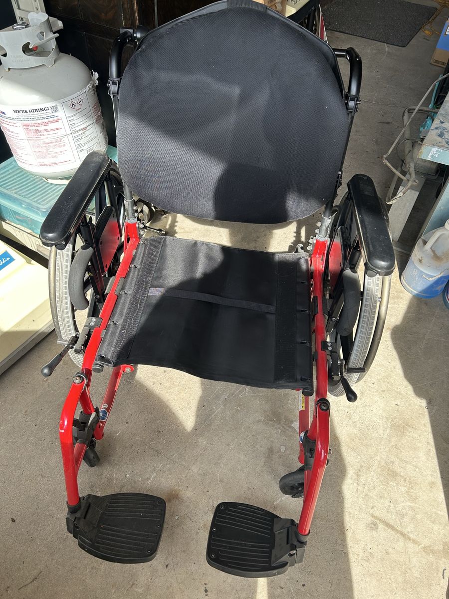 WIDE 19X17 SEAT RED & BLACK QUANTUM LITESTREAM XF WHEELCHAIR WITH LEG RESTS & QUICK RELEASE WHEELS WITH NEW REHAB 1 COJIN 4" PAD