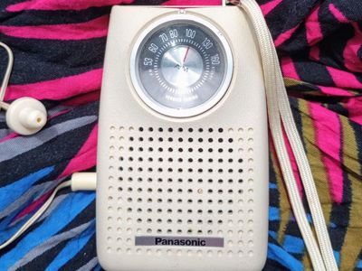 Vintage Panasonic TR-406 AM Pocket Transistor Radio with Earbud
