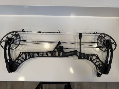Mathews Phase 4 29 RH Compound Bow - 27.5" 60# 80% with Gas Strings & Hamskea Trinity Rest