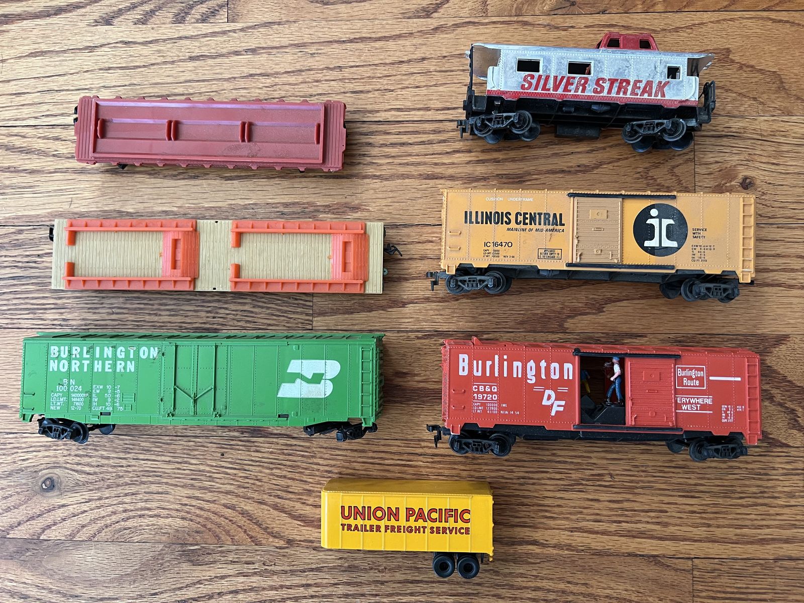 LOT of Tyco HO Model Train Rail Cars (9) and Track Pieces
