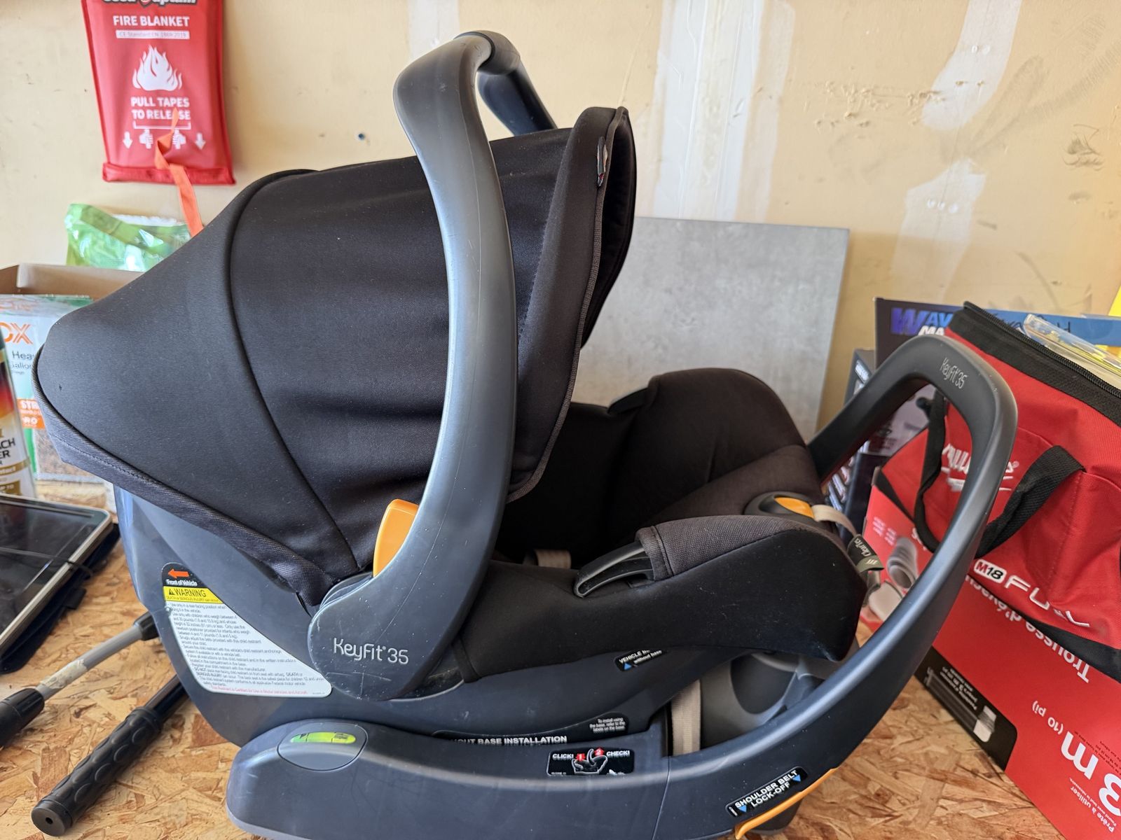 Chicco Keyfit35 Infant Car seat and base.
