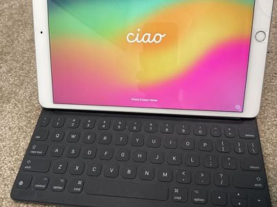 iPad Pro 1st Gen 10.5 in 256 GB Cracked screen with protector and keyboard