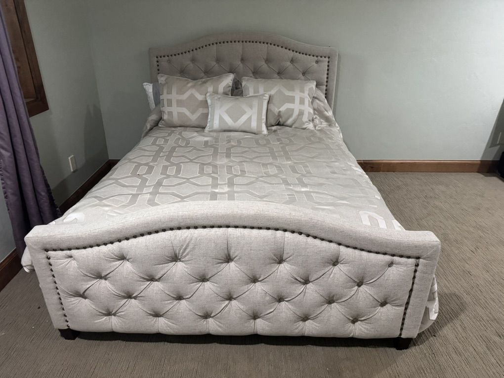 Elegant Tufted Queen Upholstered Sleigh Bed
