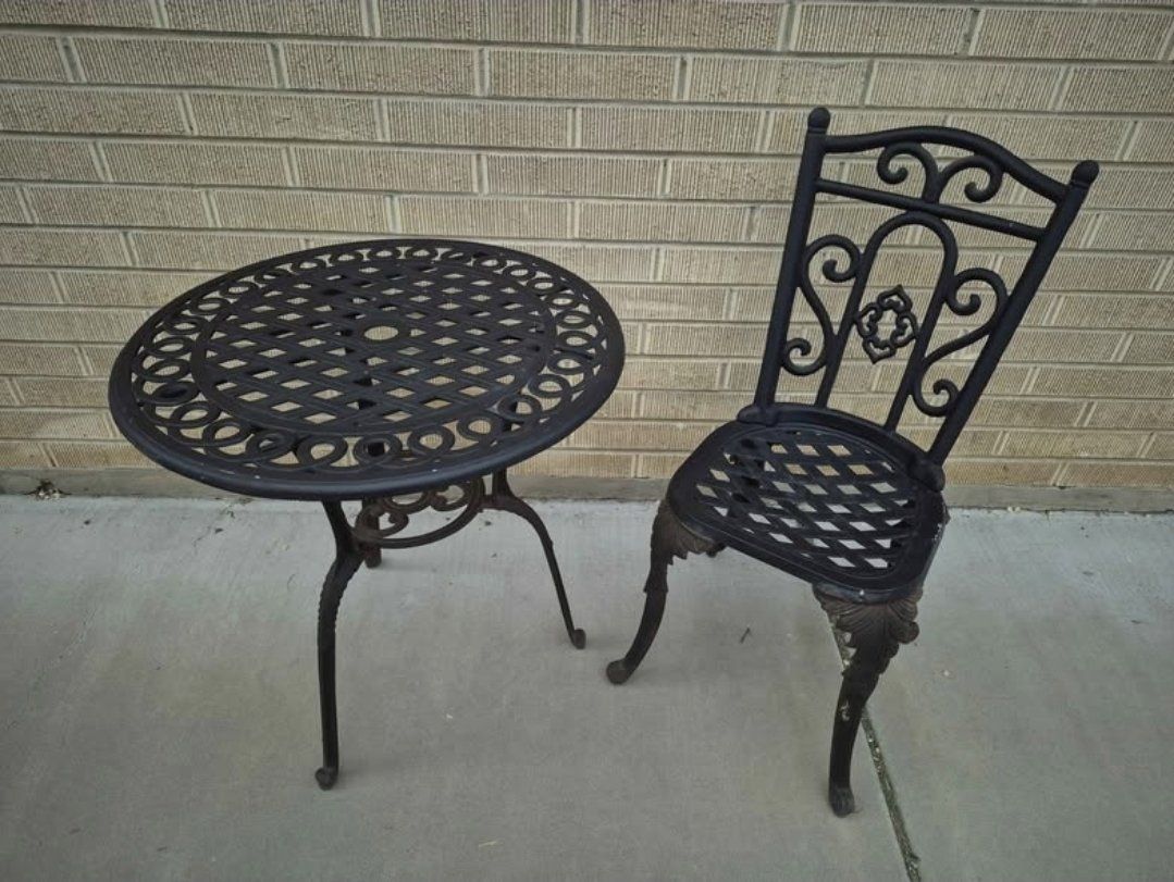 Beautiful Vintage Cast Iron Patio Set Garden Bistro Chair and Table