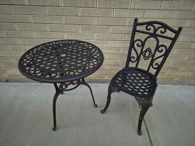 Beautiful Vintage Cast Iron Patio Set Garden Bistro Chair and Table
