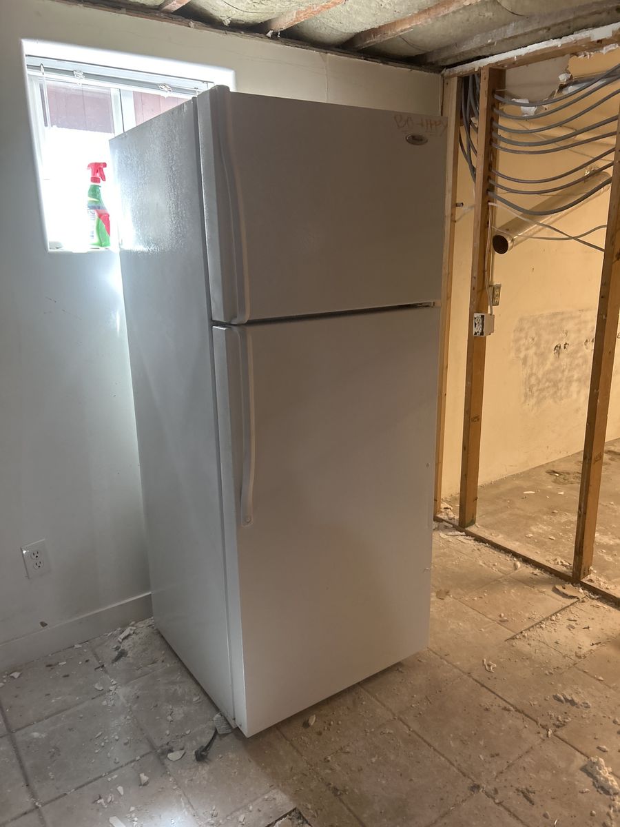 Whirlpool Top Freezer Refrigerator White - Excellent Condition