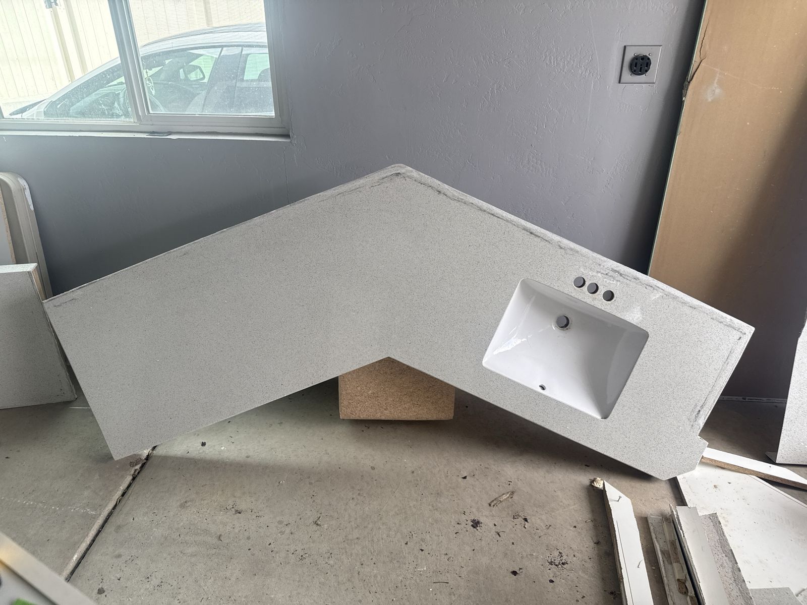 Corner Vanity Quartz Countertop with Undermount Sink