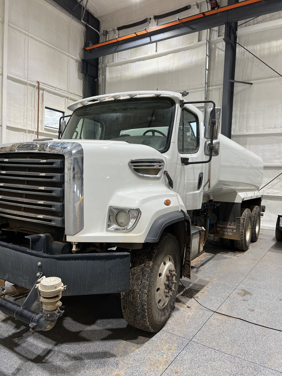 2013 Freightliner water truck 108SD - 6x6 4000 Gallon Tank