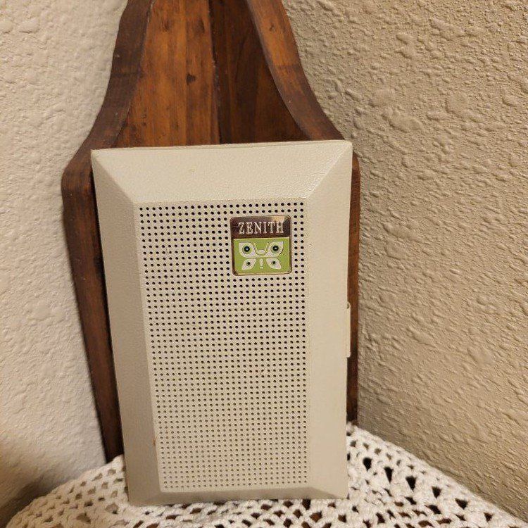 Zenith Royal 16 Transistor Radio