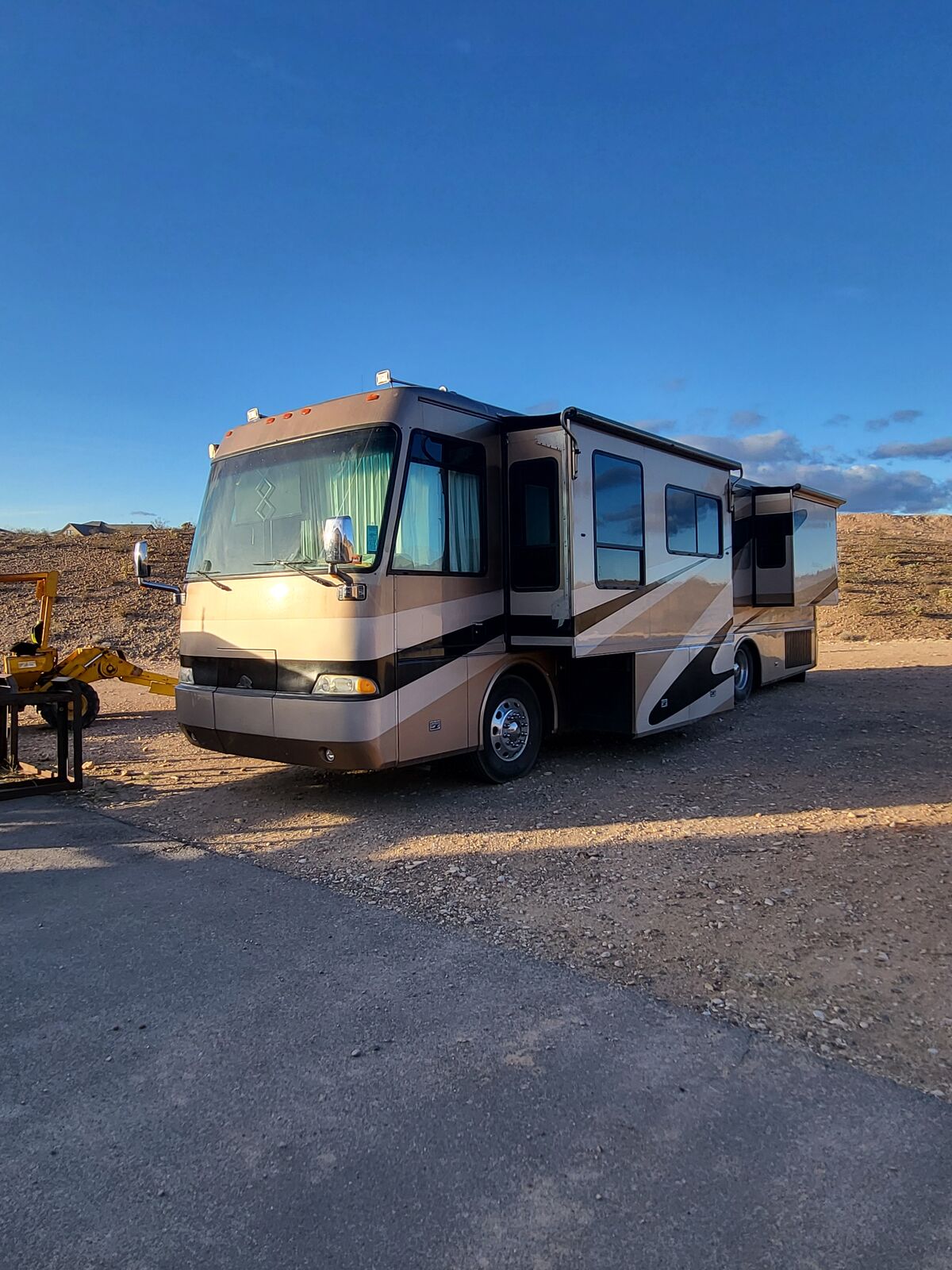 2005 Beaver Ventura IV, 36 foot – 400HP CAT Diesel – 4 Slides – Luxury Coach