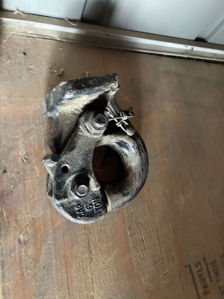 Heavy-Duty Heavy Duty 15-Ton Pintle Hook Tow Hitch