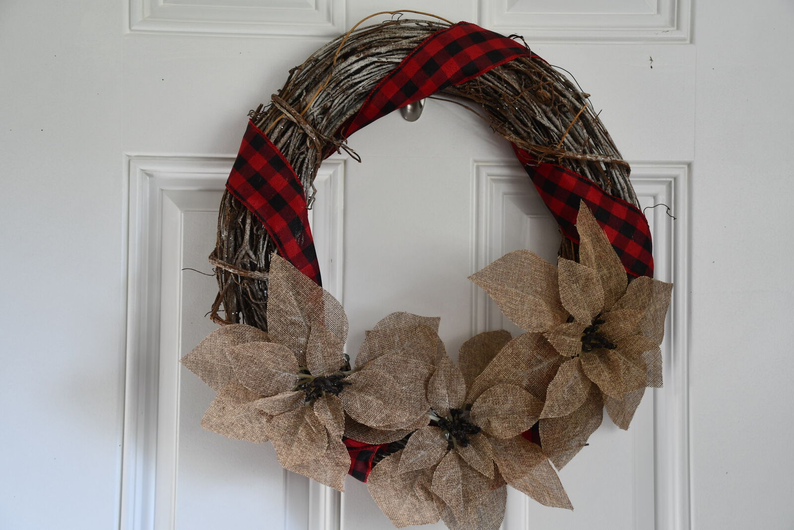 18" CHRISTMAS WREATH ~ 3 POINSETTIA FLOWERS ~ RED & BLACK RIBBON ~ CUTE!