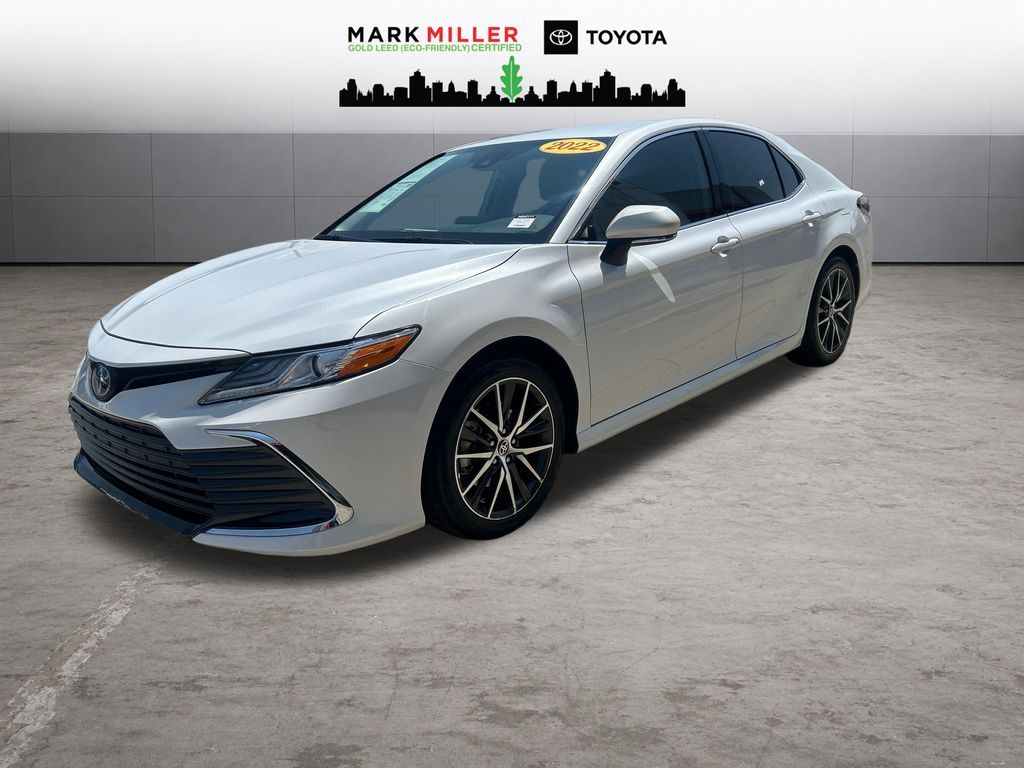 2022 Toyota Camry Hybrid XLE