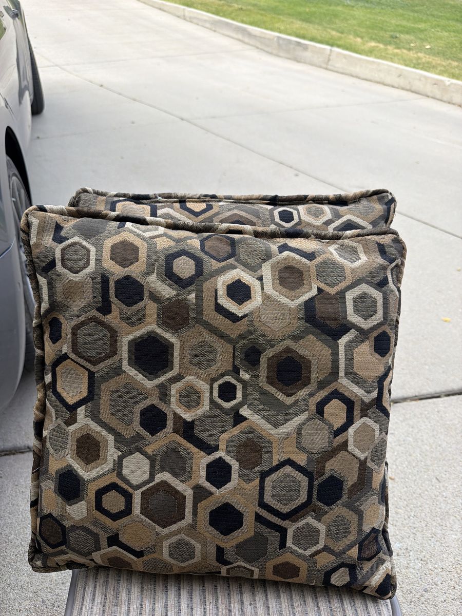 2 accent pillows, 14”
