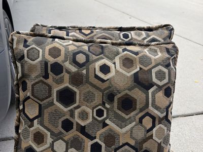 2 accent pillows, 14”