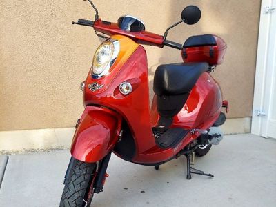 2013 MIU MT-150 cc Red Gas Powered Scooter Moped - Brand new Excellent Condition, only 522 Low Miles