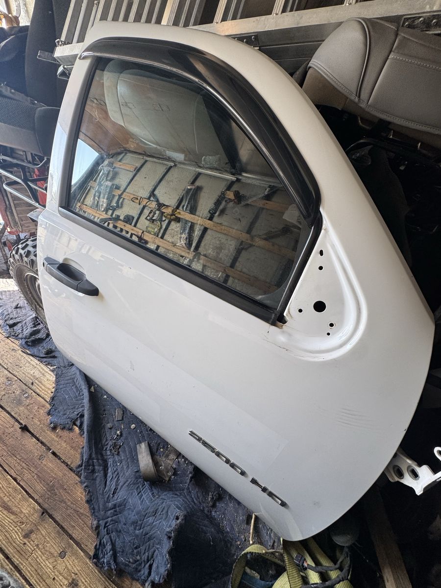 FRONT DOOR PASSENGER SIDE CHEVROLET SILVERADO OR GMC SIERRA 2007-2013