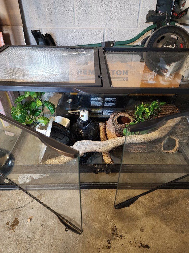 Terrarium with front doors