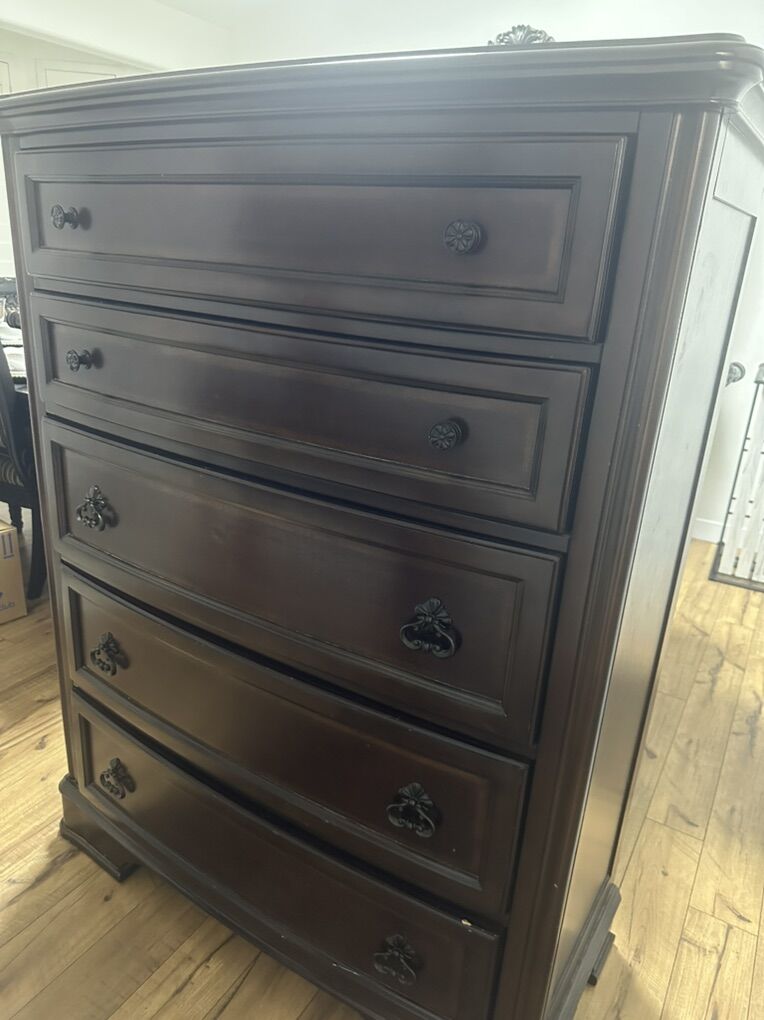 Ashley Furniture 5-drawer Dresser Great Condition
