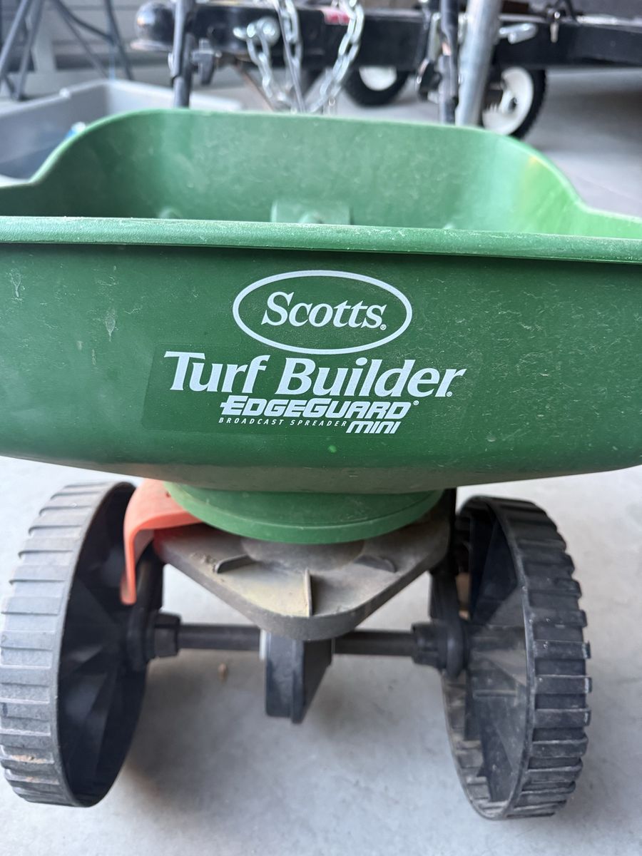 Scotts Turf Builder EdgeGuard Mini Broadcast Spreader & Whirl Hand-Powered Spreader Set