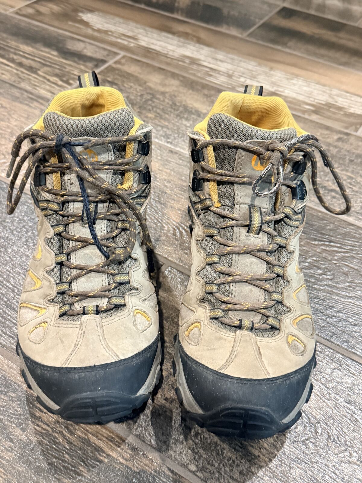 Men Size 8.5 Merrell Hiking Shoes (need new laces)