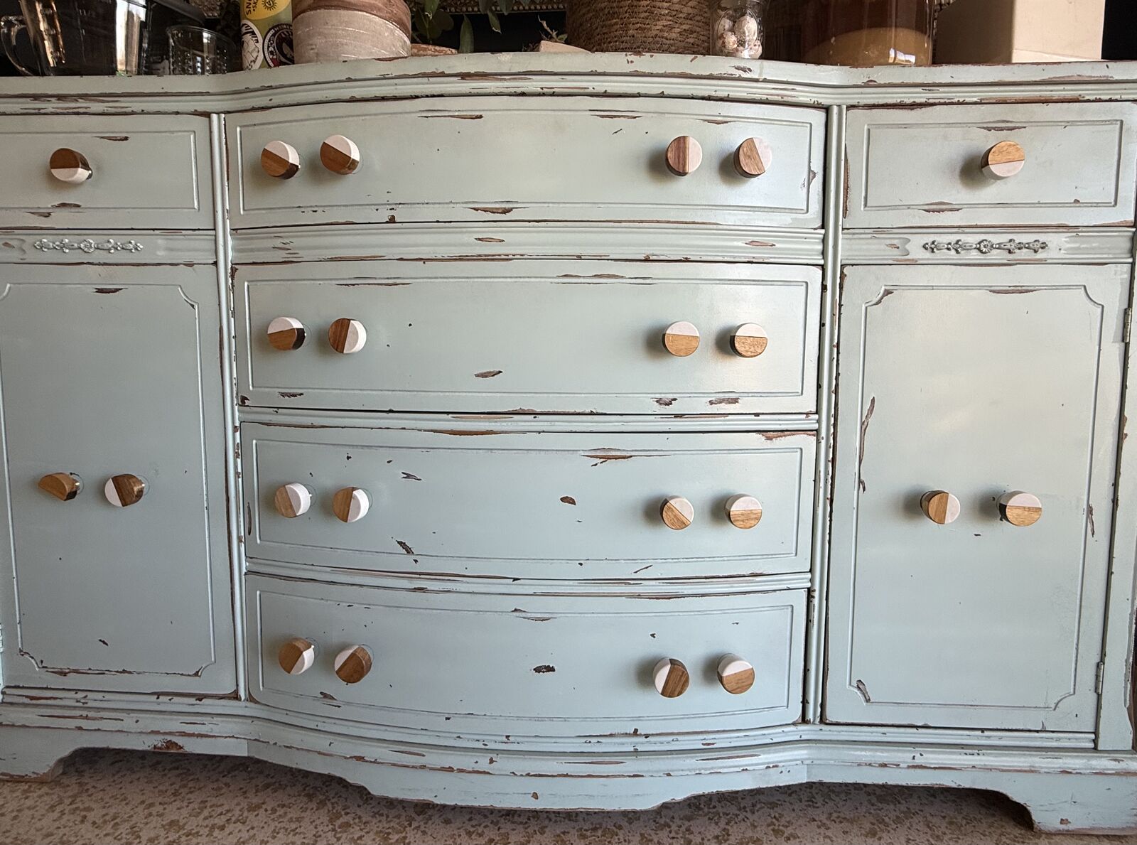 Beautiful solid wood dresser/buffet/sideboard