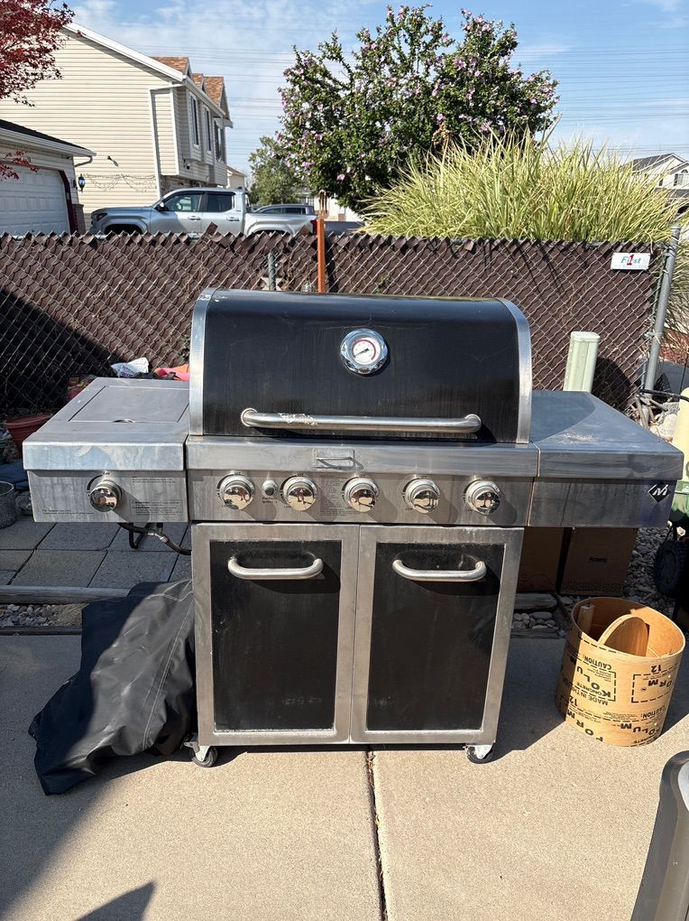 Gas Bbq Grill, Like New