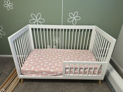 Delta Childrens crib + Newton Breathable Mattress