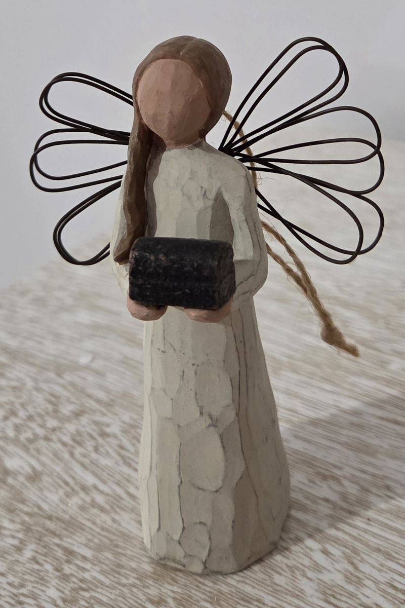 Willow Tree Angel of Giving Demdaco Resin Figurine by Sue Lordi