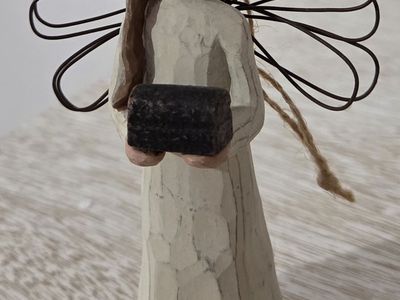 Willow Tree Angel of Giving Demdaco Resin Figurine by Sue Lordi