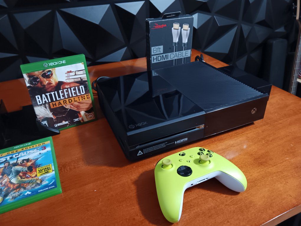 Microsoft Xbox One 500GB Console Model 1540 - Bund