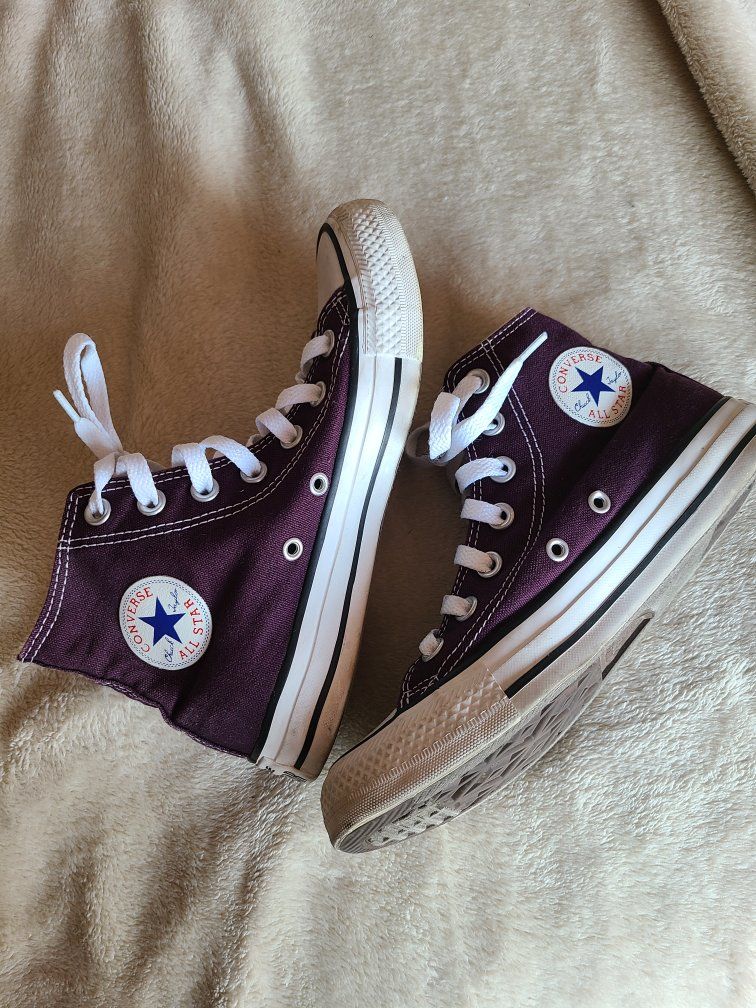 ISO Converse women's size 7