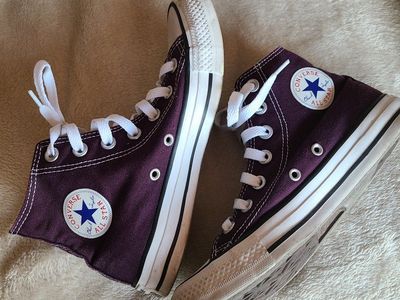 ISO Converse women's size 7