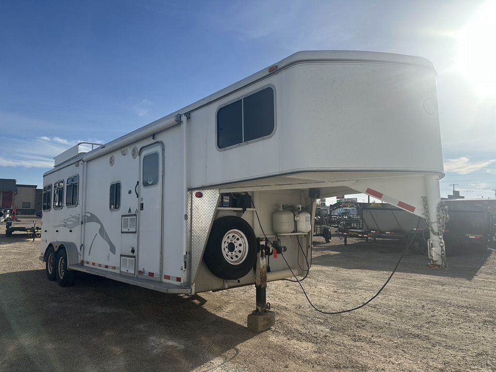 USED 2005 Logan 3 Horse Living Quarters