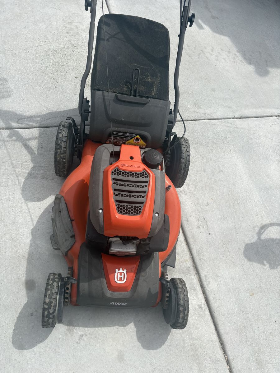AWD Husqvarna mower ( 7hp motor )
